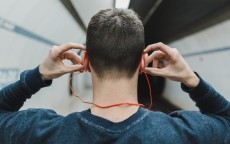 华为降噪耳机充电全攻略，正确充电方法、注意事项及常见问题解答